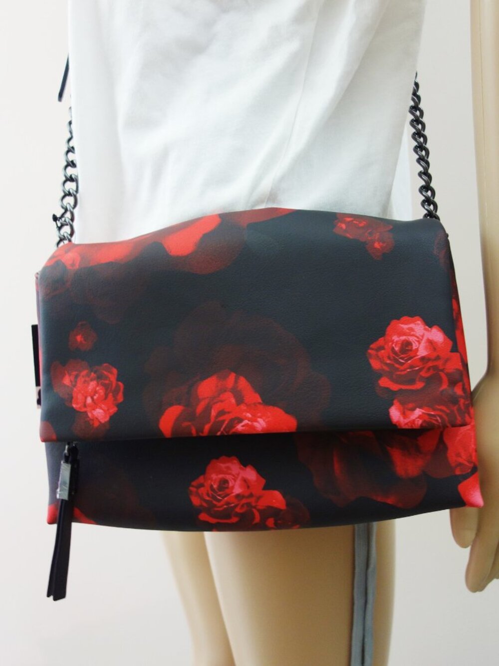Simply Vera Vera Wang Garrison Crossbody Bag Black Red Rose Vegan Leather NWT!